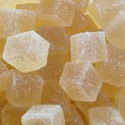 Handgjord ananasmarmelad, ljust gul, skuren i kuber och rullade i fint strösocker.