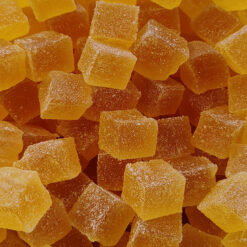 Handgjord apelsinmarmelad med intensiv smak och vacker orange färg, skuren i kuber och rullade i fint strösocker