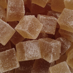 Handgjord, jättegod, colamarmelad, skuren i kuber och rullad i fint strösocker.