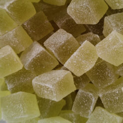 Handgjord päronmarmelad med fin ljust grön färg, skuren i kuber och rullade i fint strösocker.